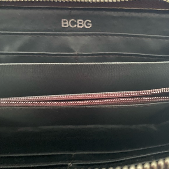 🤍BCBG🤍Wristlet Wallet in Silver. - Picture 9 of 10